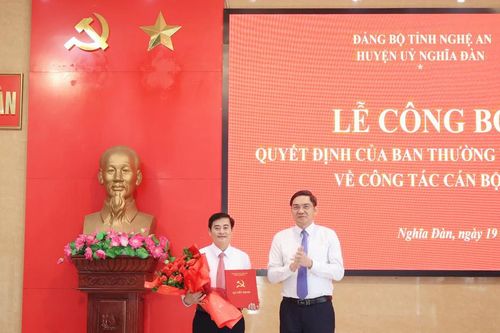 Trao quyết định chuẩn y đồng chí Lê Thái Hùng giữ chức Phó Bí thư Thường trực Huyện ủy Nghĩa Đàn