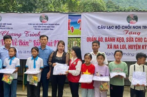 Trao hơn 400 suất quà cho học sinh xã Na Loi , huyện Kỳ Sơn