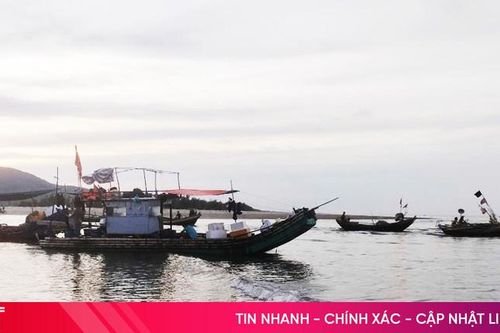 Đánh bắt hải sản trong mùa mưa bão - hiểm nguy rình rập