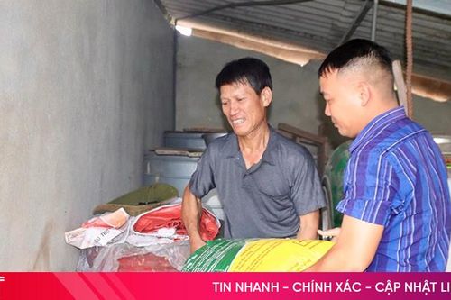 Người dân Vũ Quang chủ động đưa tài sản lên nhà tránh lũ