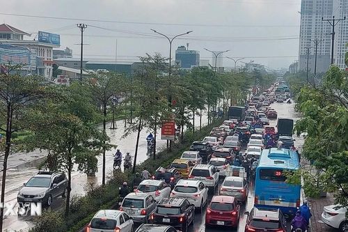 Tái thiết sau bão số 3: Hà Nội khôi phục giao thông trên một số tuyến đường