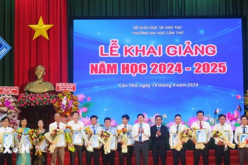 Trường Đại học Cần Thơ đón nhận 12 chứng nhận Chất lượng quốc tế AUN-QA