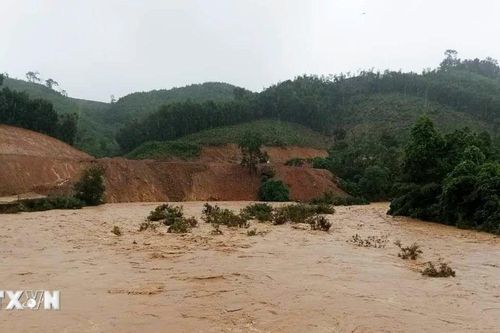 Lũ trên các sông đang lên, nhiều điểm ở Quảng Trị bị ngập, chia cắt giao thông