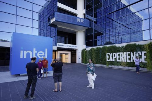 Kế hoạch sản xuất chip của EU sụp đổ khi Intel tạm dừng đầu tư