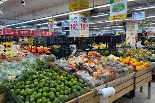 Nguồn cung hàng hóa dồi dào, giá rau xanh tại chợ Hà Nội vẫn tăng mạnh