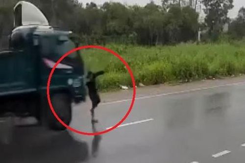 Clip: Sang đường bất cẩn, tài xế xe đầu kéo bị xe tải tông văng
