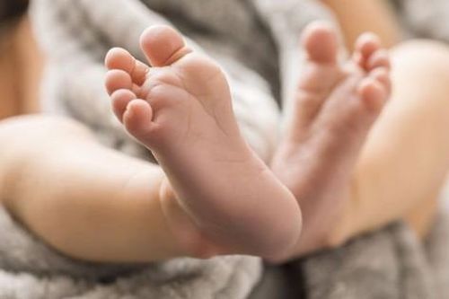 Kỳ lạ em bé đã chào đời tiếp tục được đưa trở lại bụng mẹ