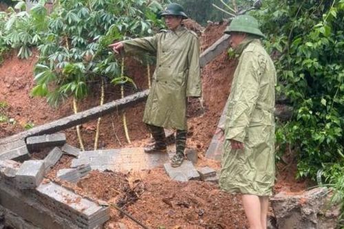 Quảng Bình xảy ra sạt lở, sơ tán gần 1.000 người ra khỏi vùng nguy hiểm