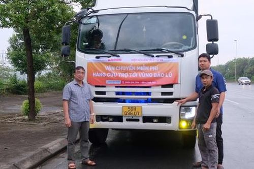 Nghĩa tình trên chuyến xe cứu trợ từ Nam ra Bắc
