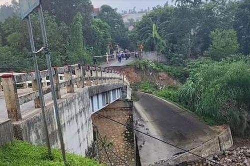 Sập cầu ở Hòa Bình rạng sáng 19/9