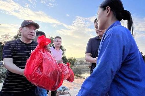 Nam diễn viên lội suối, vượt bùn cứu trợ bà con vùng lũ, từng có lúc cát xê không đủ đổ xăng