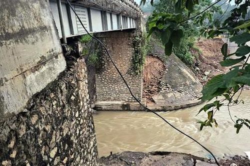 Hiện trường vụ sập cầu Hòa Bình: Thân cầu nứt toác, lộ vết nứt sâu hoắm