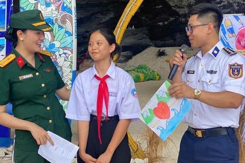 Trao học bổng trị giá hơn 2,8 tỷ đồng cho trẻ em ở đảo Lý Sơn và Điện Biên