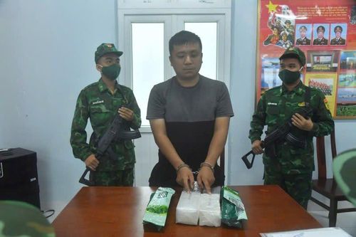 Bắt người nước ngoài vận chuyển 2kg ma túy ở vùng biên