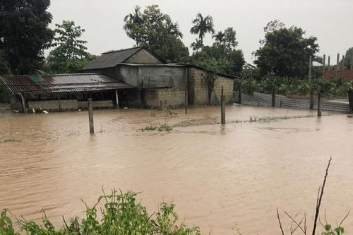 Bão áp sát miền Trung, nhiều địa phương ngập lụt