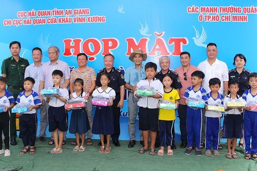 'Tiếp bước đến trường' - hoạt động thiết thực đầu năm học mới