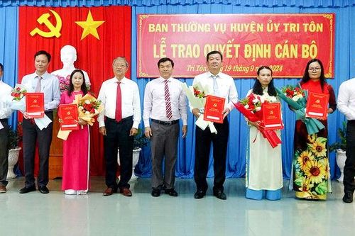 Trao quyết định luân chuyển, điều động, bổ nhiệm 9 cán bộ ở huyện Tri Tôn