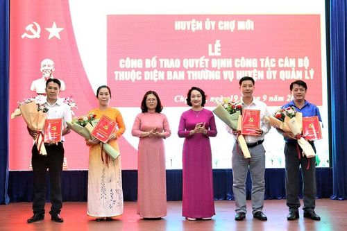 Huyện ủy Chợ Mới trao quyết định cán bộ