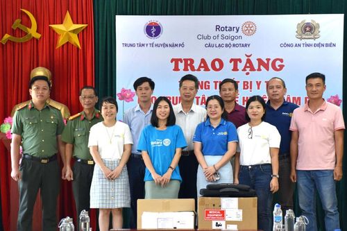 Tặng thiết bị y tế trị giá gần 750 triệu đồng cho Trung tâm Y tế huyện Nậm Pồ