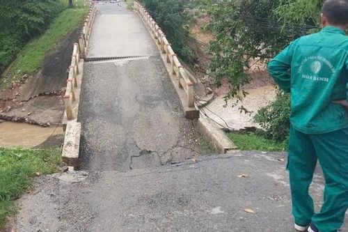 Hòa Bình: Sập đầu cầu Ngòi Móng, đường tỉnh 445