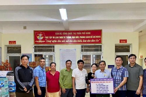 Du lịch Lào Cai chung tay cùng bà con vùng lũ