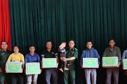 Bộ Tư lệnh Bộ đội Biên phòng thăm, tặng quà tại tỉnh Lào Cai