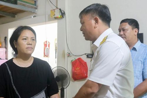 Các đơn vị, doanh nghiệp giúp đỡ người dân vùng thiên tai