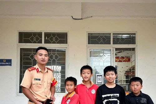 Nhặt được của rơi, 4 học sinh trả lại người đánh mất