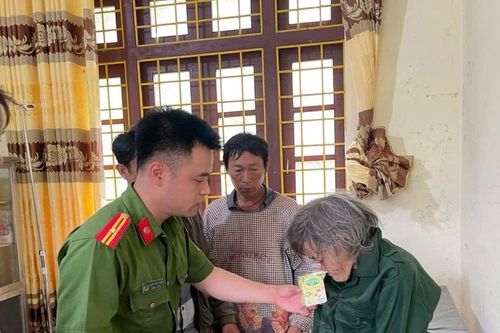 Công an xã Tả Ngài Chồ (Mường Khương) giải cứu cụ bà 94 tuổi đi lạc hơn 2 ngày trong rừng