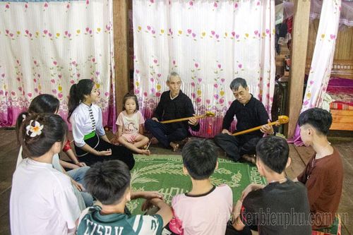 Đặc sắc nghệ thuật chế tác đàn tính