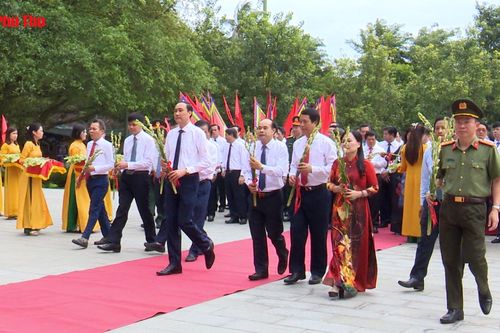 Dâng hoa Kỷ niệm 70 năm Bác Hồ về thăm Đền Hùng