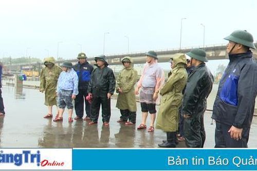 Phó Bí thư Thường trực Tỉnh ủy, Chủ tịch HĐND tỉnh Nguyễn Đăng Quang kiểm tra công tác phòng chống bão số 4 tại Triệu Phong