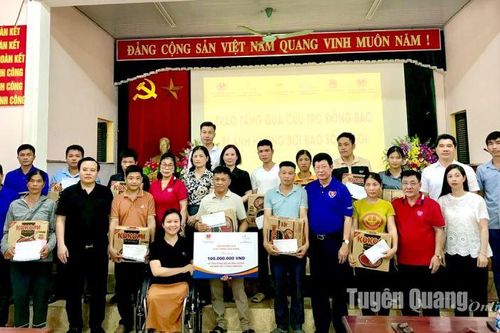 Tặng 50 suất quà cho người khuyết tật huyện Chiêm Hóa bị ảnh hưởng bởi cơn bão số 3