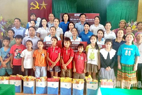 Hội đồng Nữ doanh nhân quốc tế tặng quà tại Yên Sơn