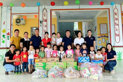 Thăm hỏi, trao quà các điểm trường Mầm non thuộc các xã ATK Yên Sơn chịu ảnh hưởng bởi bão lũ
