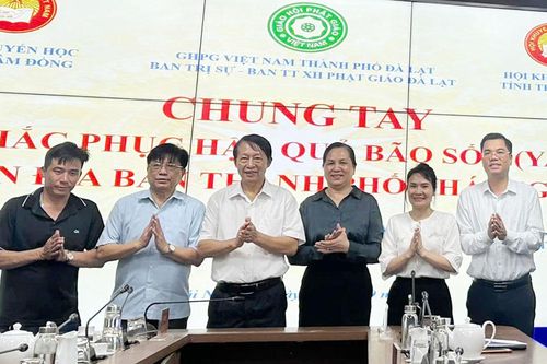 Hơn 20 tấn nhu yếu phẩm được trao tới tay người dân vùng lũ