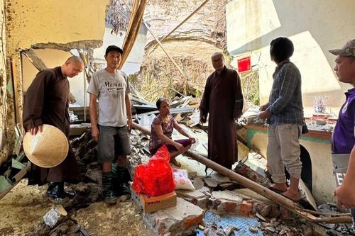 Viện Chuyên Tu trao gần 2.000 phần quà cứu trợ bà con tại tỉnh Thái Nguyên, Yên Bái
