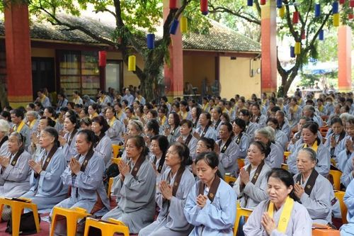 Hà Nội: Phật tử Đạo tràng Pháp Hoa tham gia khóa tu Bát Quan trai tại chùa Bằng