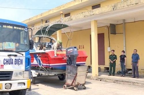 Xuất cấp, bàn giao xuồng phục vụ cứu nạn, cứu hộ tại tỉnh Cao Bằng