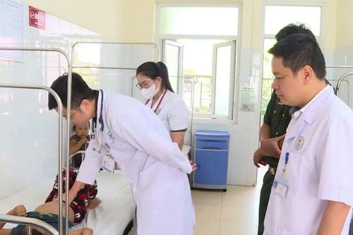 Bộ đội Biên phòng Sơn La kịp thời cứu 4 cháu bé người Lào ngộ độc nấm
