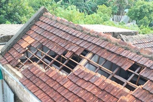 Lốc xoáy khiến hàng chục nhà dân tốc mái ở Hà Tĩnh