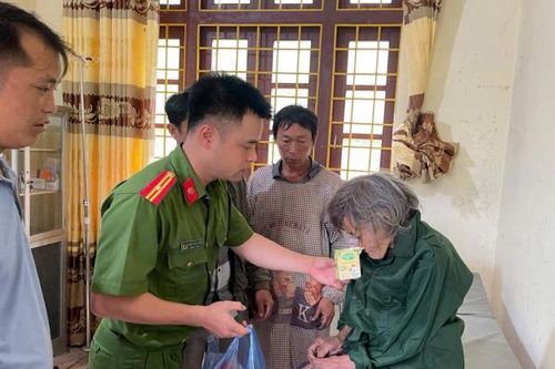 Giải cứu cụ bà 94 tuổi đi lạc 2 ngày trong rừng