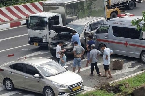 Xe cấp cứu va chạm dây chuyền, giao thông trên đại lộ Võ Văn Kiệt ùn ứ