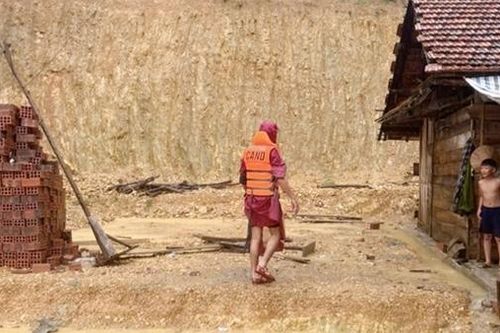Công an các xã miền núi Hà Tĩnh chủ động sơ tán dân phòng tránh mưa lũ