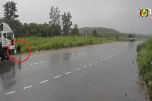 Sang đường bất cẩn, tài xế xe đầu kéo bị hất văng