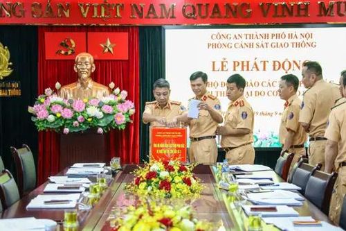CSGT Hà Nội ủng hộ đồng bào bị ảnh hưởng do bão