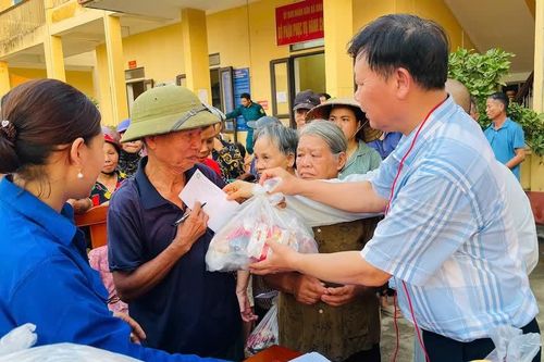Hội Khuyến học Lâm Đồng phối hợp với các tổ chức, cá nhân cứu trợ tại các vùng ảnh hưởng bão Yagi
