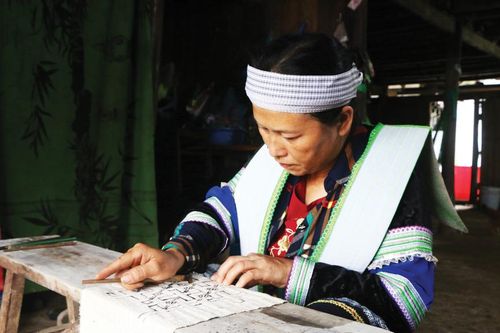 Kỹ thuật in hoa văn sáp ong của người Mông hoa