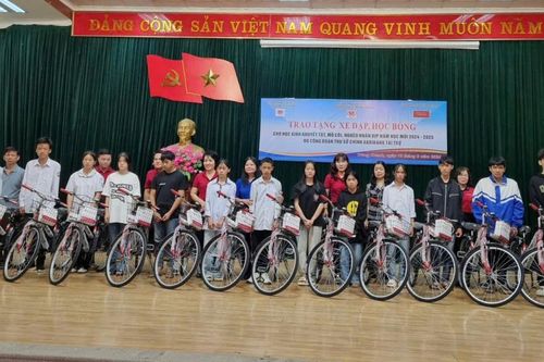Tặng quà học sinh khuyết tật, mồ côi huyện Trùng Khánh