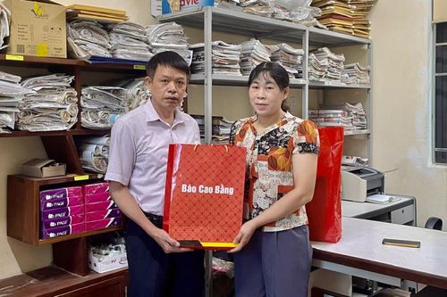 Công đoàn Báo Cao Bằng tặng quà đoàn viên có hoàn cảnh khó khăn bị ảnh hưởng cơn bão số 3